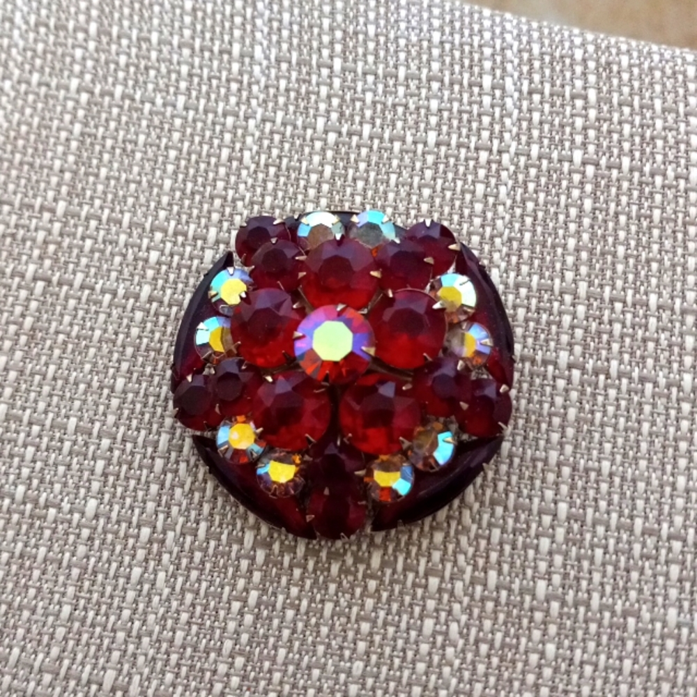 ❤💎Vintage Red & Borealis Faceted Stone Brooch. Gold Tone Setting  2-1/2" Round